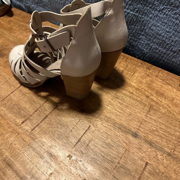Seychelles Off White Strappy Heels - comfy & sexy - Picture 3 of 5
